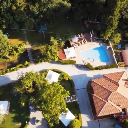 Guesia Village E Фолиньо